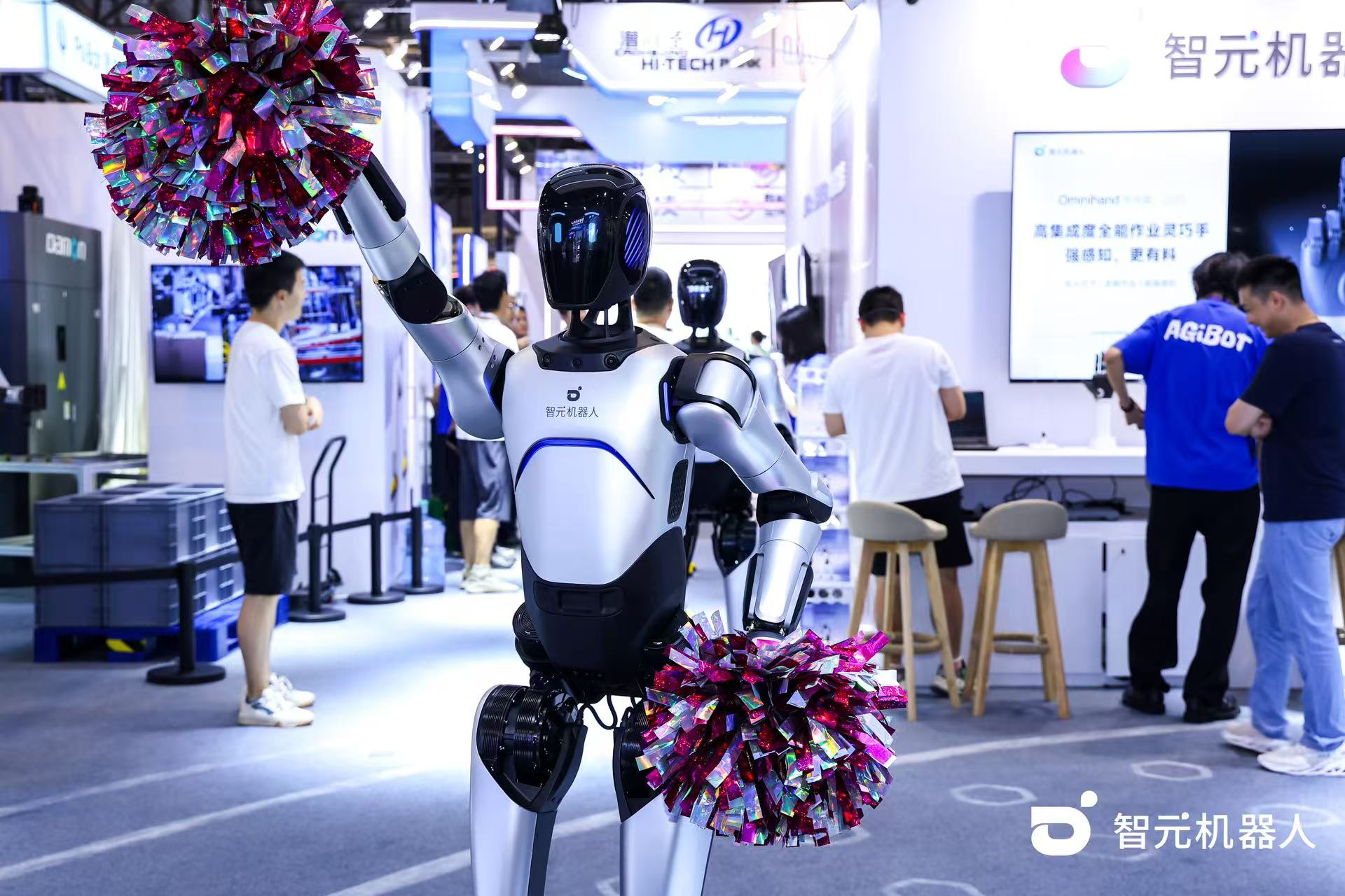 快盈VIII机器人 WAIC 首日展台火爆，机器...